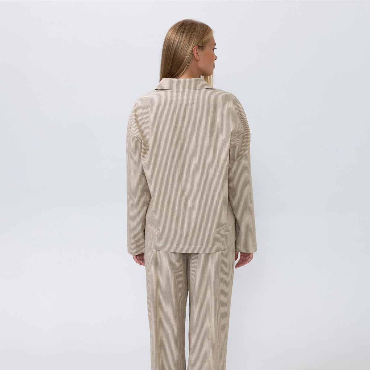 Beige/valkoinen